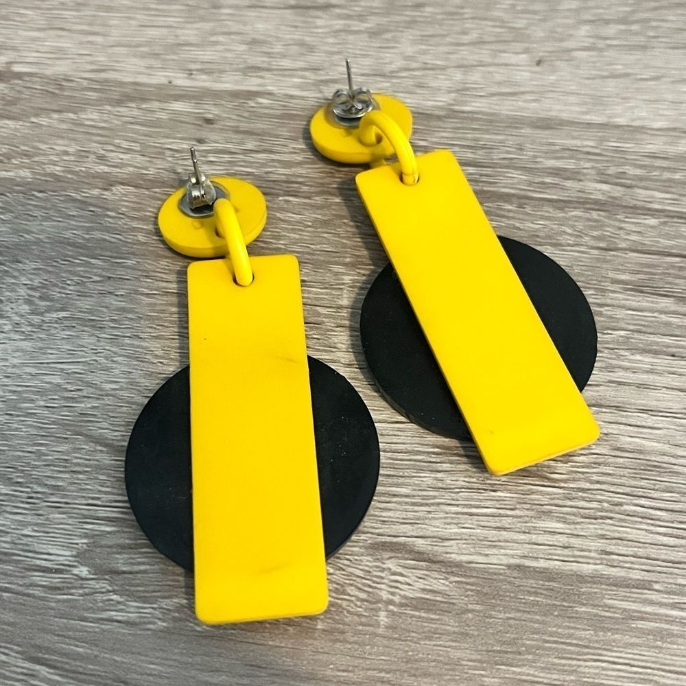 Vintage Retro Lucite Plastic Dangle Earrings Black and Yellow Hoops - Picture 3 of 3